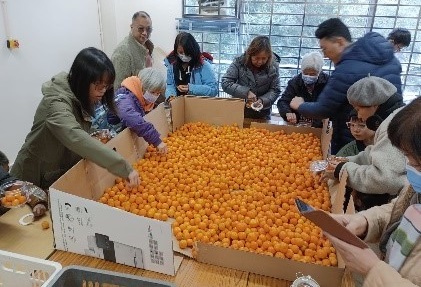 Students promoting SD concept to the members of the community Students promoting SD concept to the members of the community