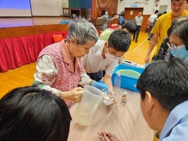 Students promoting SD concept to the members of the community Students promoting SD concept to the members of the community