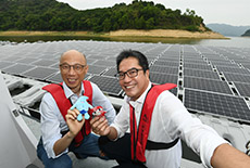 与发展局局长黄伟纶「行孖咇」考察浮动太阳能发电系统。「大嘥鬼」遇上「滴惜仔」，同行宣扬低碳转型。