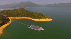 船湾淡水湖的浮动太阳能板设计，悉心创造「船」的联想，宛如湖上泛舟。
