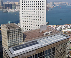 中环商厦屋顶结合太阳能板，环保又有型，其设计及选料亦顾及四周摩天大厦，避免光滋扰。 