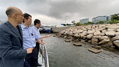 早前，与土木工程署署长刘俊杰工程师(右)及其同事Jason(中)，视察马料水生态海岸线试点，我乐见政府部门环保创新。
